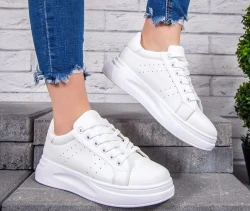 استایل پاییزی با کفش سفید